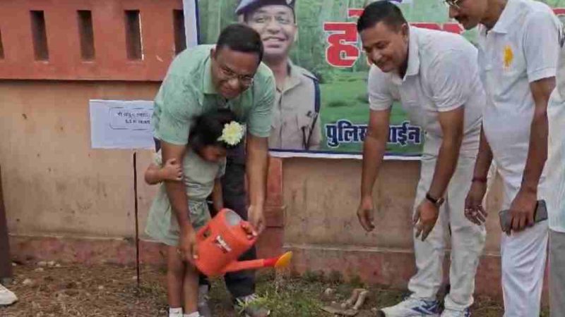 *एक पेड़ माँ के नाम* हरेला पर्व पर टिहरी पुलिस का पर्यावरण संरक्षण संकल्प