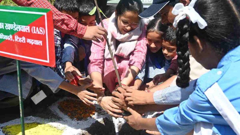 हरेला पर्व पर शिवपुरी में जिलाधिकारी ने किया पौधारोपण, स्कूली बच्चों के साथ मनाया प्रकृति का उत्सव