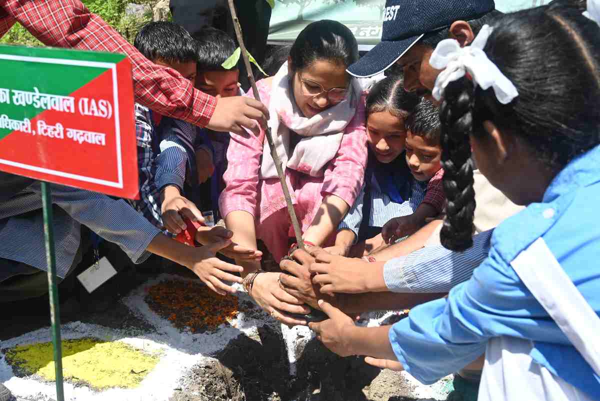 हरेला पर्व पर शिवपुरी में जिलाधिकारी ने किया पौधारोपण, स्कूली बच्चों के साथ मनाया प्रकृति का उत्सव