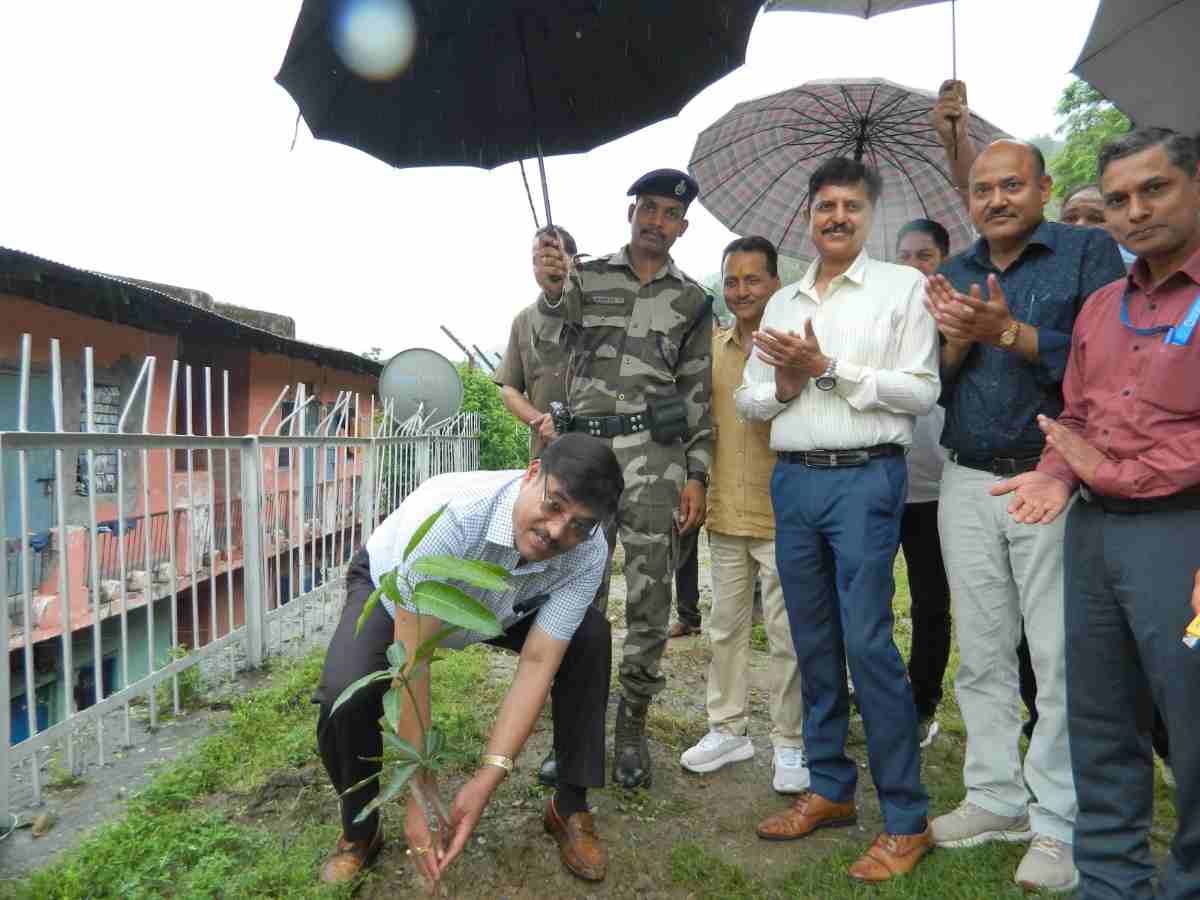 टीएचडीसी इंडिया लिमिटेड, टिहरी में हरेला पर्व पर वृक्षारोपण, पर्यावरण संरक्षण का लिया संकल्प