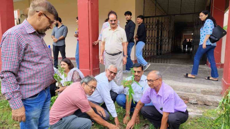 हरेला पर्व पर श्रीदेव सुमन विश्वविद्यालय परिसर में वृक्षारोपण