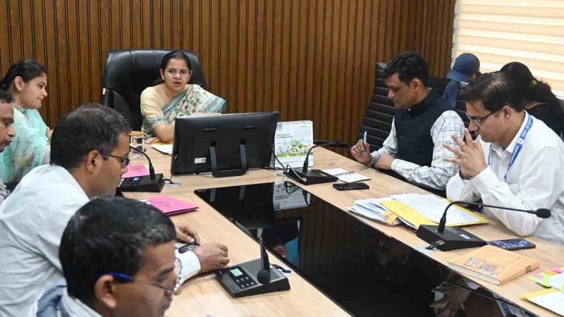 जिला निर्वाचन अधिकारी टिहरी ने ली पंचायत चुनाव तैयारियों की समीक्षा बैठक