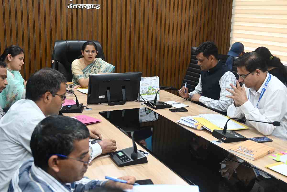 जिला निर्वाचन अधिकारी टिहरी ने ली पंचायत चुनाव तैयारियों की समीक्षा बैठक