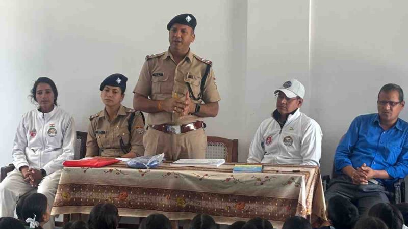 कोतवाली नई टिहरी ने चलाया जन-जागरूकता अभियान, छात्र-छात्राओं को सिखाए आत्मरक्षा व साइबर सुरक्षा के गुर