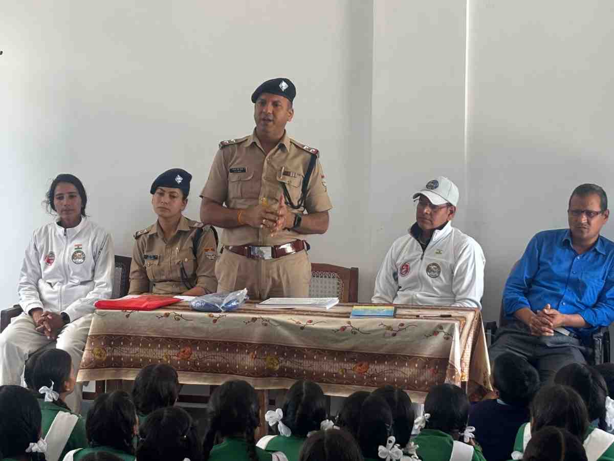 कोतवाली नई टिहरी ने चलाया जन-जागरूकता अभियान, छात्र-छात्राओं को सिखाए आत्मरक्षा व साइबर सुरक्षा के गुर
