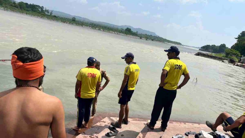 गंगा में स्नान के दौरान युवक बहा, SDRF का सर्च ऑपरेशन जारी
