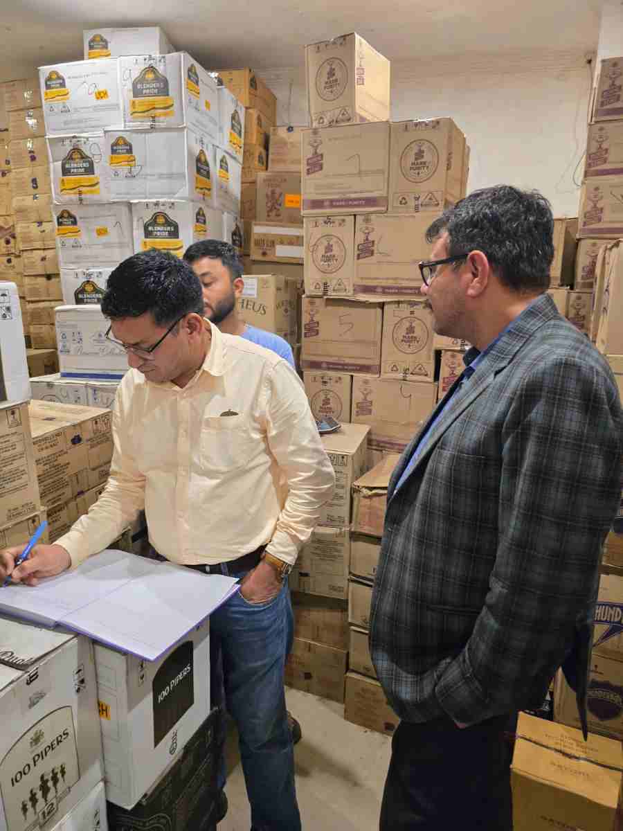 नैनीताल: अवैध वसूली और अनियमितताओं पर दो शराब दुकानों पर एक-एक लाख रुपये का जुर्माना
