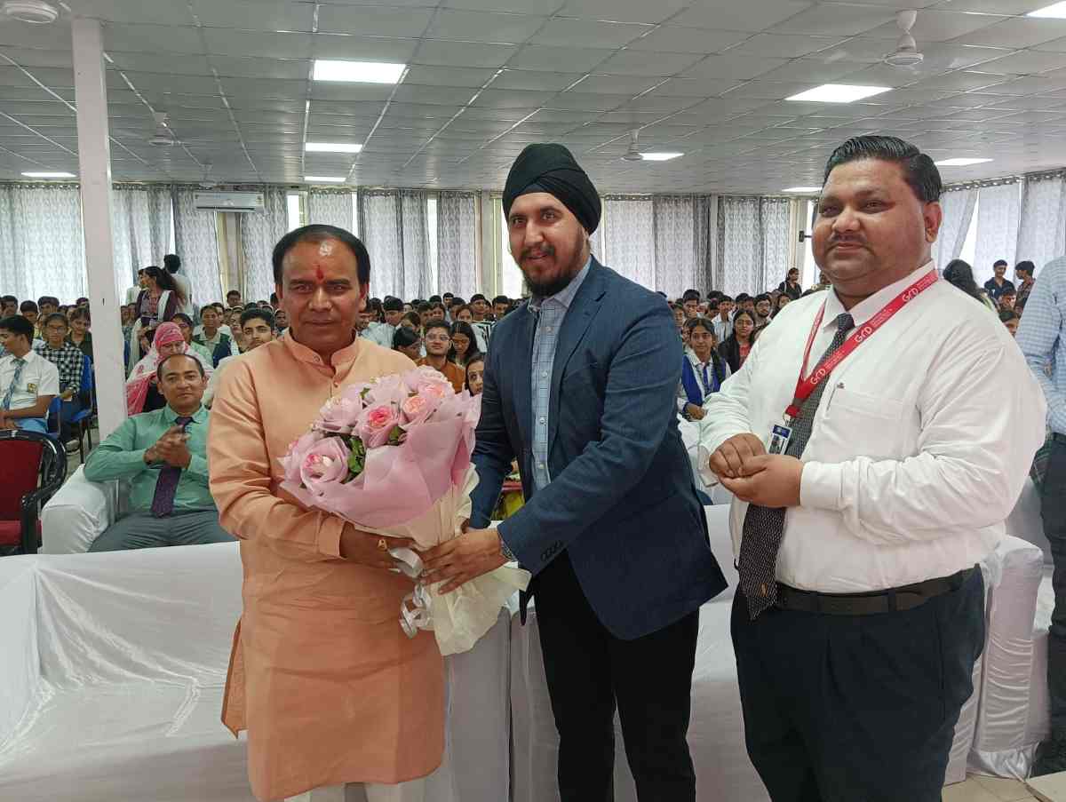 देहरादून में मेधावी छात्रों का सम्मान, उच्च शिक्षा मंत्री धन सिंह रावत ने की सराहना