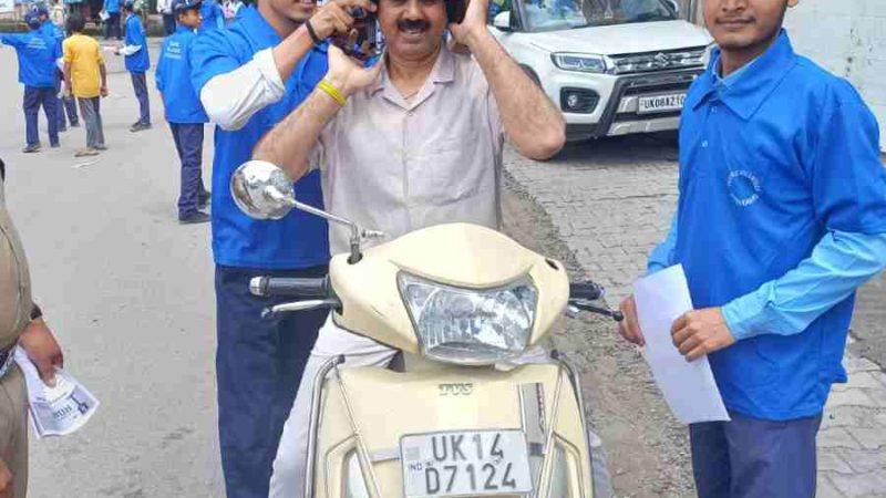 मुनिकीरेती में स्कूली छात्रों व ट्रैफिक पुलिस ने चलाया यातायात जागरूकता अभियान