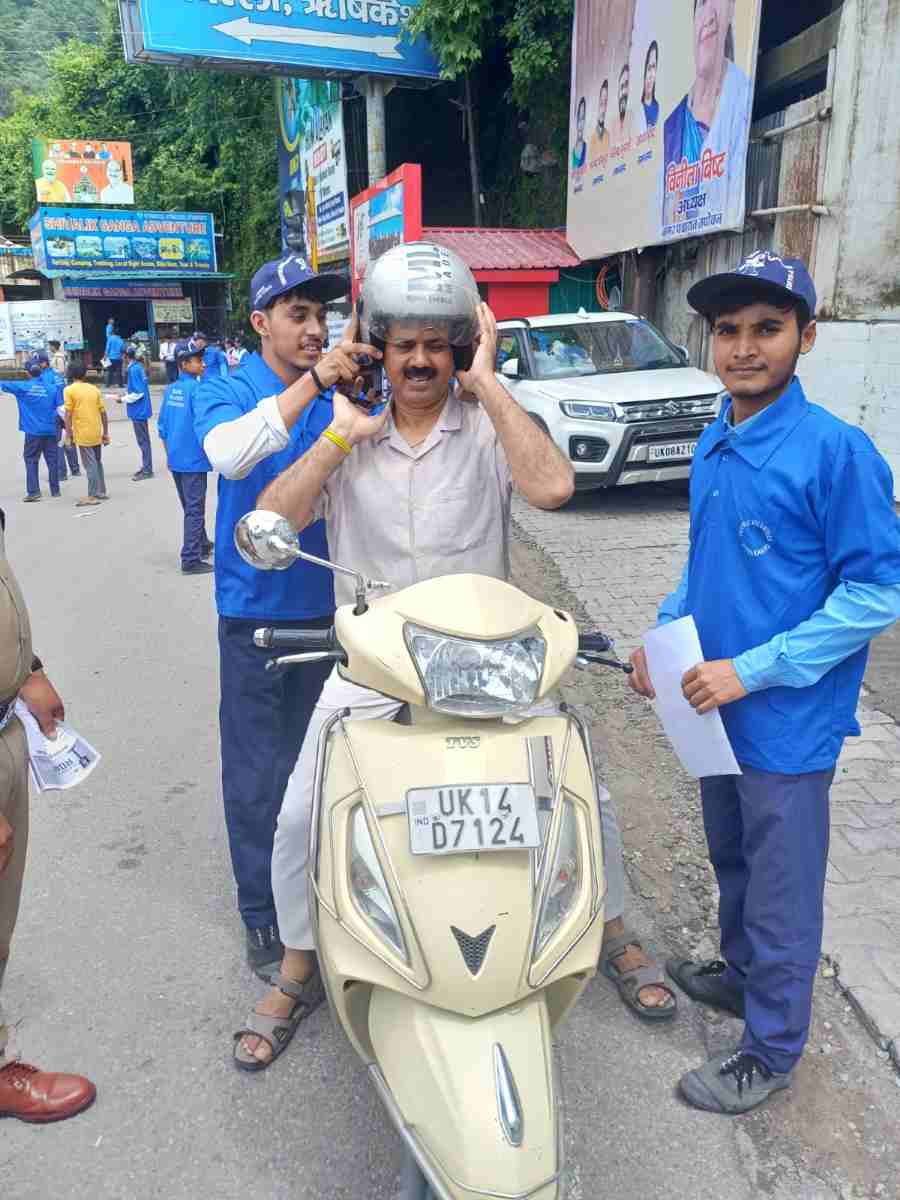 मुनिकीरेती में स्कूली छात्रों व ट्रैफिक पुलिस ने चलाया यातायात जागरूकता अभियान