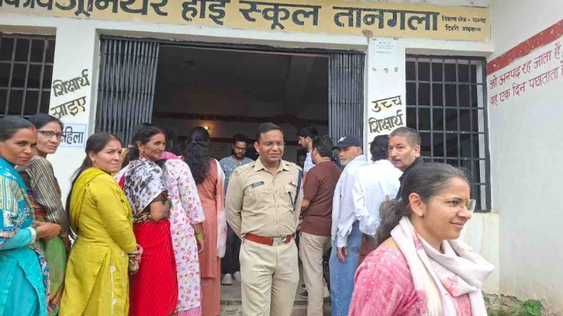 डीएम टिहरी ने चंबा ब्लॉक के मतदान केंद्रों का किया दौरा
