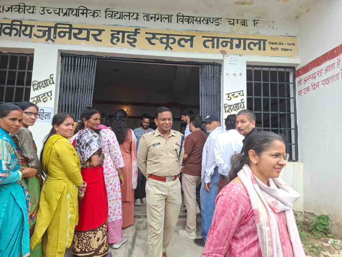 डीएम टिहरी ने चंबा ब्लॉक के मतदान केंद्रों का किया दौरा