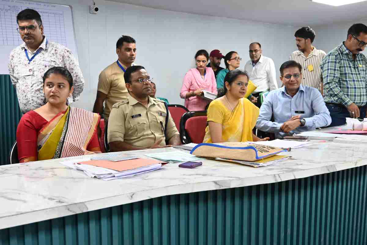 डीएम नितिका खंडेलवाल और एसएसपी आयुष अग्रवाल ने किया मतगणना केंद्रों का निरीक्षण: नौ ब्लॉकों में चल रही शांतिपूर्ण मतगणना