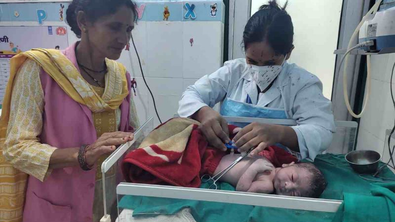 हाई रिस्क गर्भवती महिला का सुरक्षित संस्थागत प्रसव: स्वास्थ्य विभाग की सजगता से बची जान