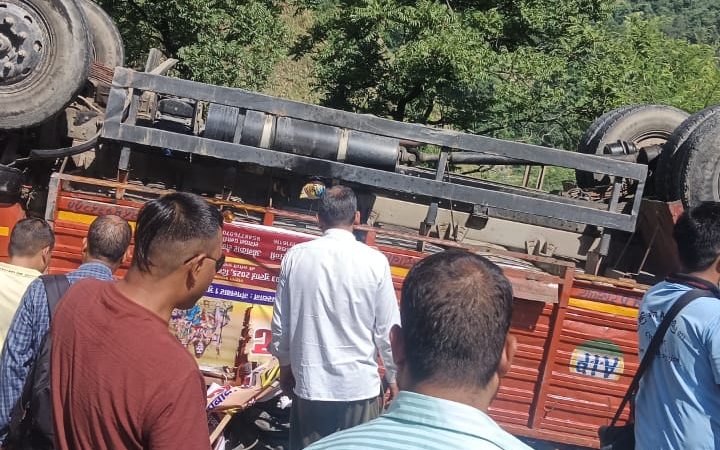 जाजल-फकोट मार्ग पर बड़ा हादसा: ट्रक पलटने से मचा हड़कंप, 15 घायल, कई लोग दबे होने की आशंका