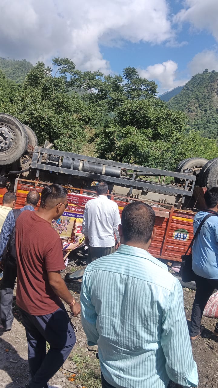 जाजल-फकोट मार्ग पर बड़ा हादसा: ट्रक पलटने से मचा हड़कंप, 15 घायल, कई लोग दबे होने की आशंका
