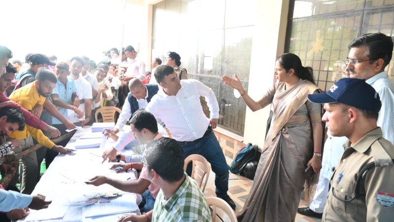 डीएम नितिका खंडेलवाल ने किया नामांकन सेंटर का निरीक्षण: व्यवस्थाओं का लिया जायजा