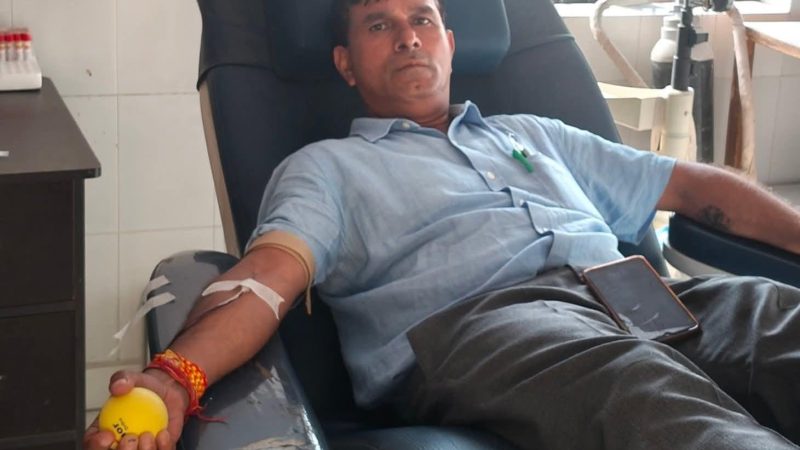 टिहरी पालिकाध्यक्ष मोहन सिंह रावत ने किया रक्तदान