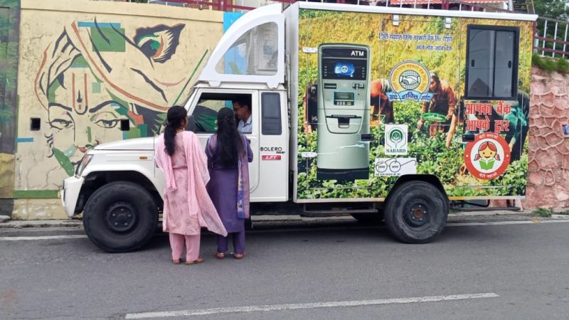 चारधाम यात्रियों और सैलानियों को बड़ी राहत: टिहरी गढ़वाल जिला सहकारी बैंक ने शुरू की मोबाइल एटीएम सेवा