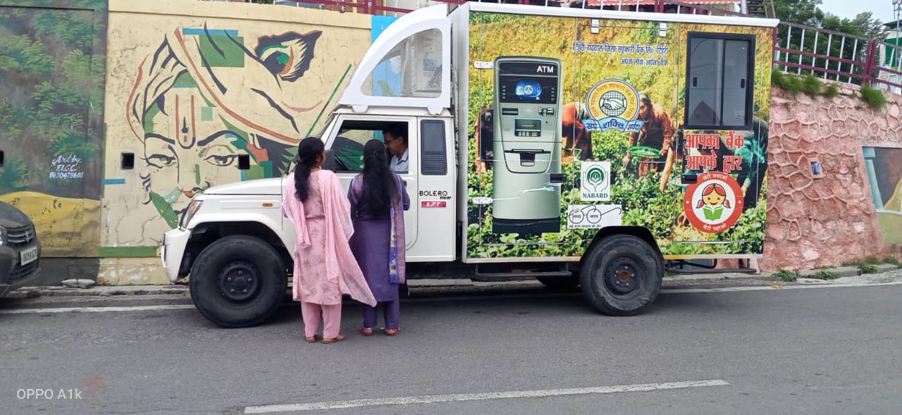 चारधाम यात्रियों और सैलानियों को बड़ी राहत: टिहरी गढ़वाल जिला सहकारी बैंक ने शुरू की मोबाइल एटीएम सेवा