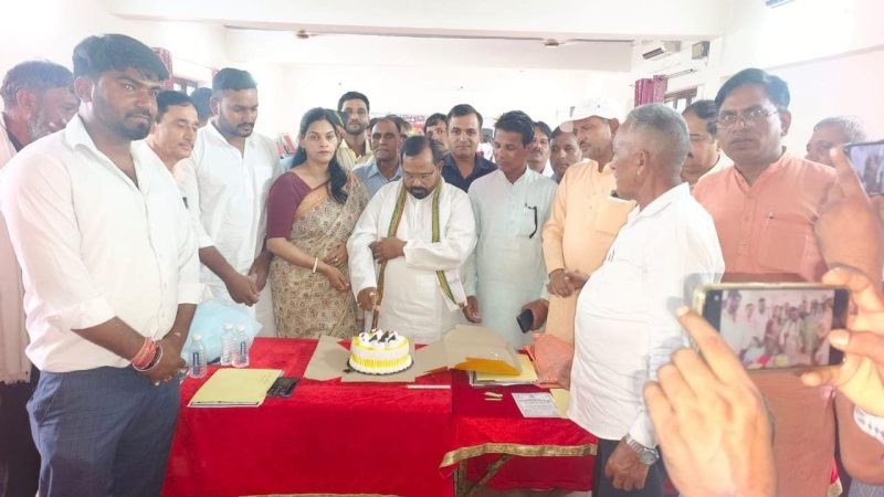 लोक जनशक्ति पार्टी (रामविलास) ने स्व. रामविलास पासवान का जन्मदिन धूमधाम से मनाया