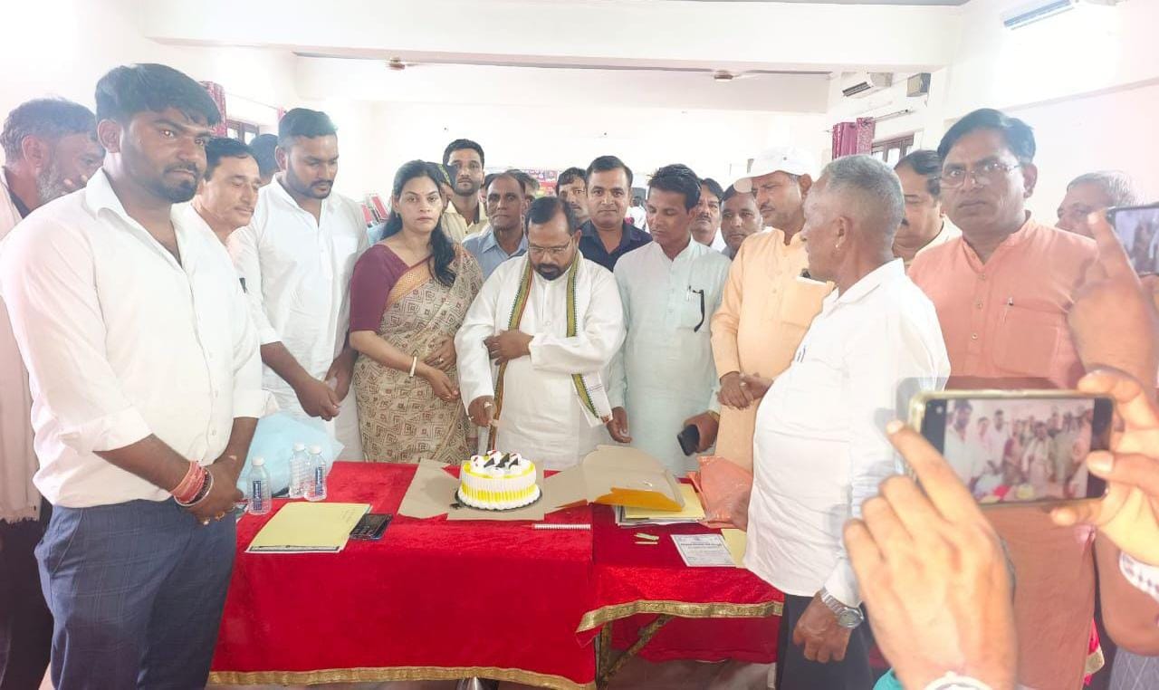 लोक जनशक्ति पार्टी (रामविलास) ने स्व. रामविलास पासवान का जन्मदिन धूमधाम से मनाया