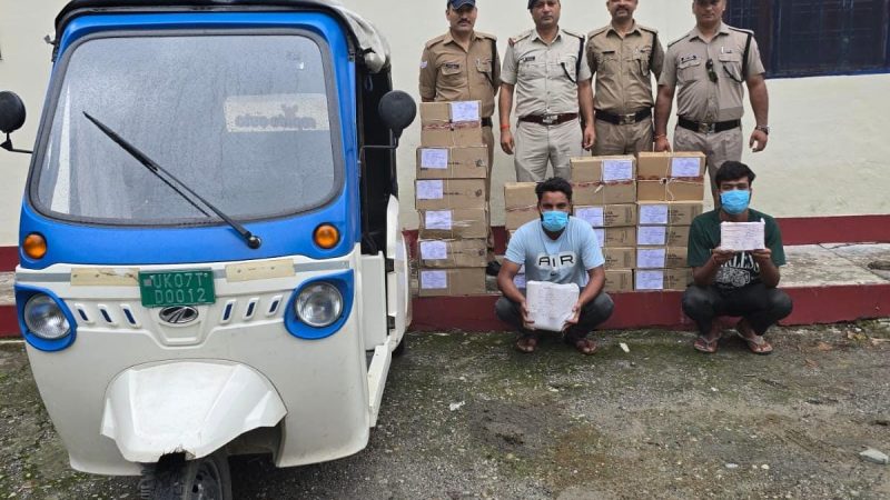 शराब माफियाओं पर पुलिस का शिकंजा: 20 पेटी शराब के साथ दो तस्कर गिरफ्तार, ई-रिक्शा सीज