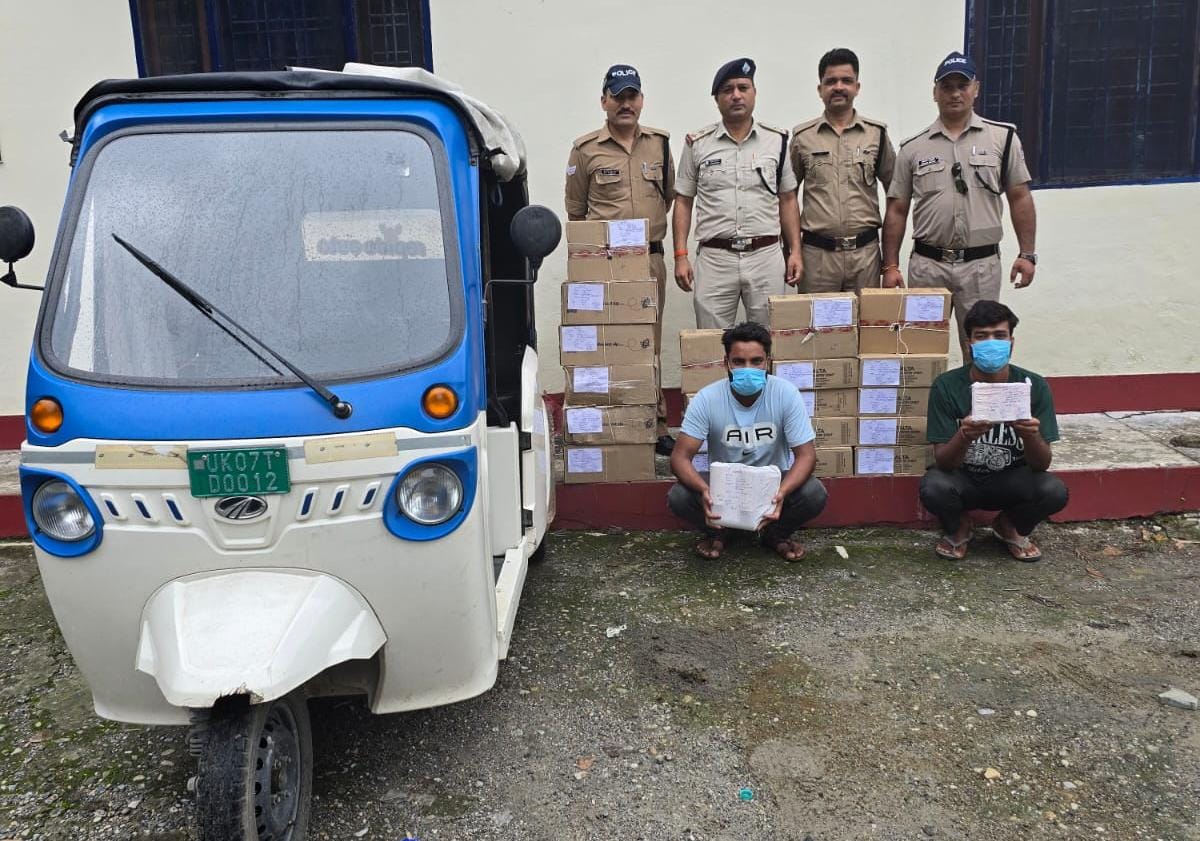 शराब माफियाओं पर पुलिस का शिकंजा: 20 पेटी शराब के साथ दो तस्कर गिरफ्तार, ई-रिक्शा सीज
