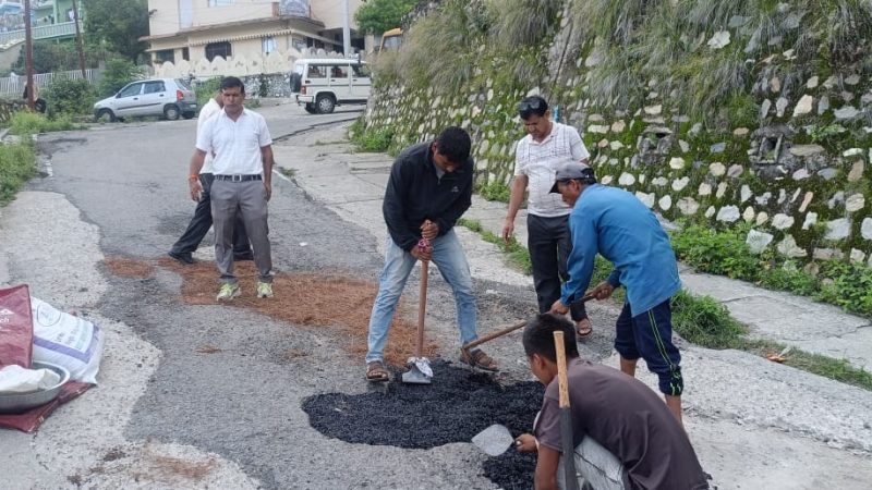 टिहरी नगर में सड़कों के गड्ढों से जल्द मिलेगी राहत, रेडी पैच बैग से शुरू हुआ समाधान का नया प्रयोग