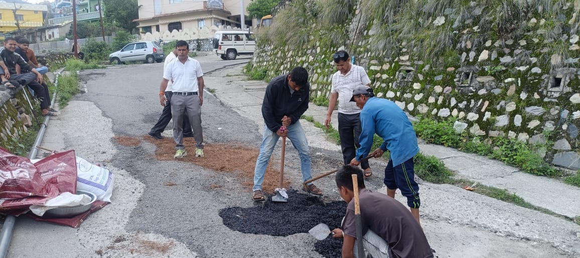 टिहरी नगर में सड़कों के गड्ढों से जल्द मिलेगी राहत, रेडी पैच बैग से शुरू हुआ समाधान का नया प्रयोग