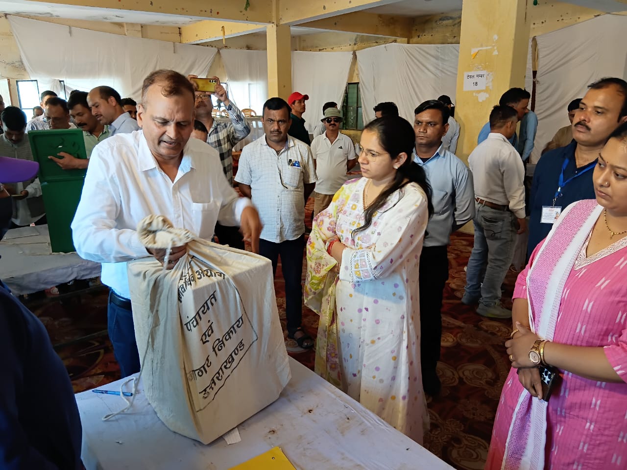 त्रिस्तरीय पंचायत चुनाव के तहत भिलंगना ब्लॉक के मतदान कार्मिकों को दिया गया प्रशिक्षण