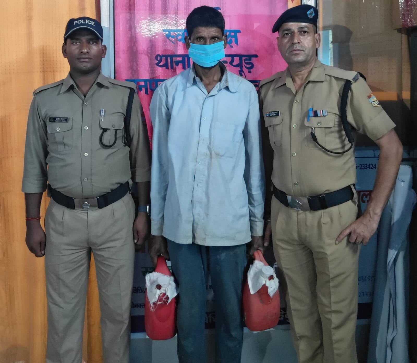 थत्यूड़ पुलिस ने 10 लीटर अवैध कच्ची शराब के साथ एक व्यक्ति को दबोचा
