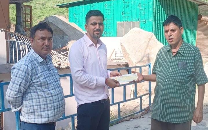बाह बाजार ग्राम धुनारी में सड़क, बिजली-पानी बहाल, प्रभावितों को राहत राशि वितरित