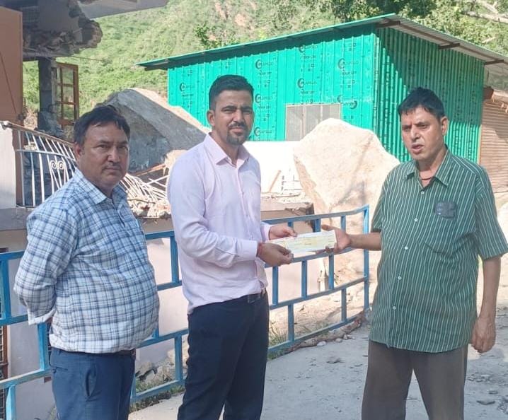 बाह बाजार ग्राम धुनारी में सड़क, बिजली-पानी बहाल, प्रभावितों को राहत राशि वितरित