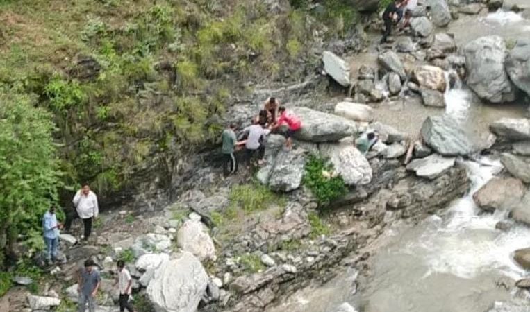 ब्रेकिंग न्यूज: यहां भीषण सड़क हादसे में बच्ची समेत 8 की दर्दनाक मौत, 3 घायल
