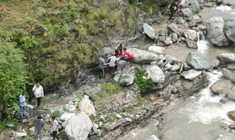 ब्रेकिंग न्यूज: यहां भीषण सड़क हादसे में बच्ची समेत 8 की दर्दनाक मौत, 3 घायल