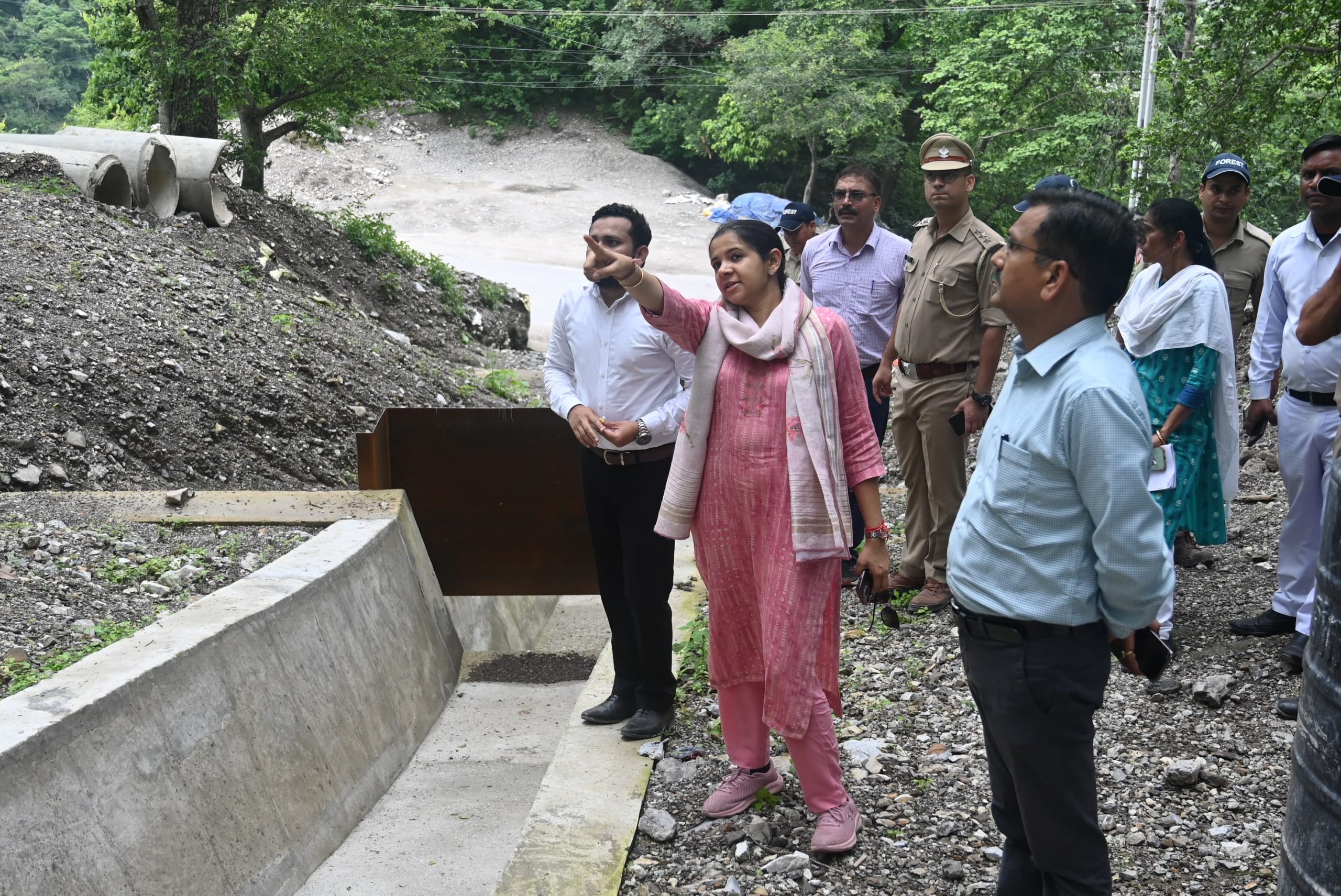 नीरगढ़, शिवपुरी रेंज नरेंद्रनगर में जिलाधिकारी ने किया स्थलीय निरीक्षण