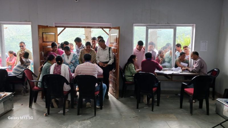 जनपद टिहरी के चार विकासखण्डों में चल रही निर्वाचन प्रतीक आवंटन प्रक्रिया