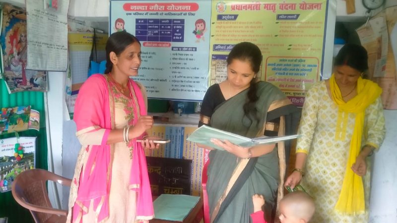डीएम ने आंगनबाड़ी केंद्र का किया औचक निरीक्षण, कुपोषित बच्ची मिली, हॉट कुक्ड मील बंद होने पर जताई नाराजगी