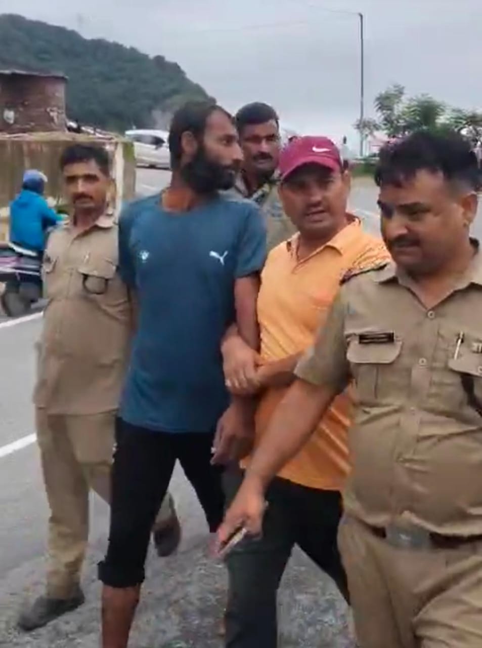 इधर खाई में कूदा कांवड़िया, चार घंटे की कड़ी मशक्कत बाद SDRF ने बचाया