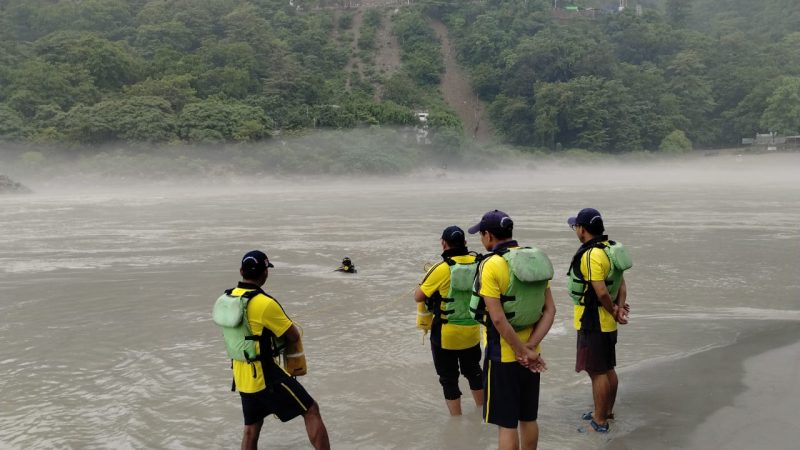 गंगा में नहाते समय बहे युवक का सर्च अभियान जारी