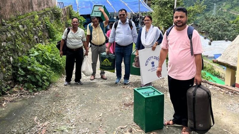 द्वितीय चरण के मतदान हेतु दूरस्थ क्षेत्रों की 24 पोलिंग पार्टियां रवाना