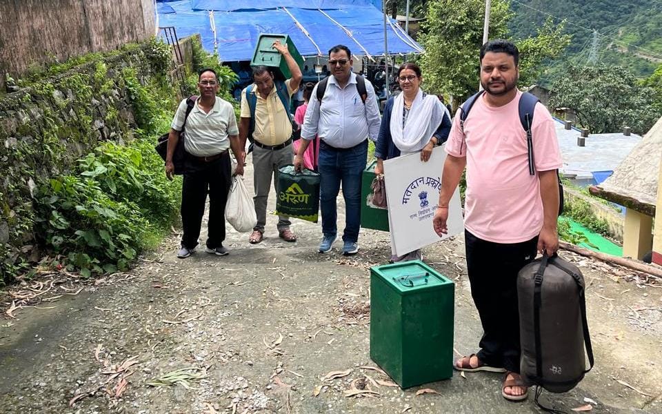 द्वितीय चरण के मतदान हेतु दूरस्थ क्षेत्रों की 24 पोलिंग पार्टियां रवाना