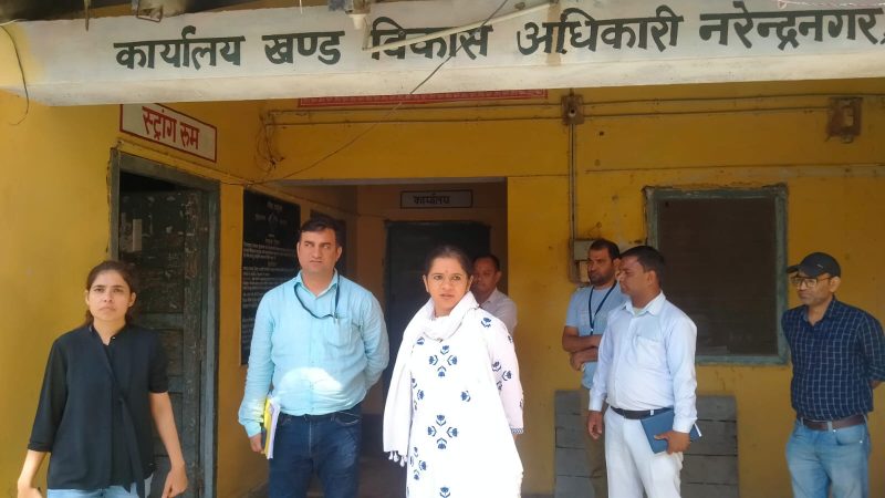 डीएम ने किया नरेंद्रनगर ब्लॉक का निरीक्षण:मतदान केंद्रों की तैयारियों का लिया जायजा