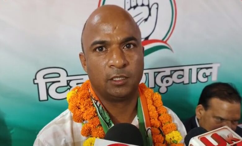 ब्रेकिंग: भाजपा छोड़ विक्रम गुसाईं ने थामा कांग्रेस का दामन