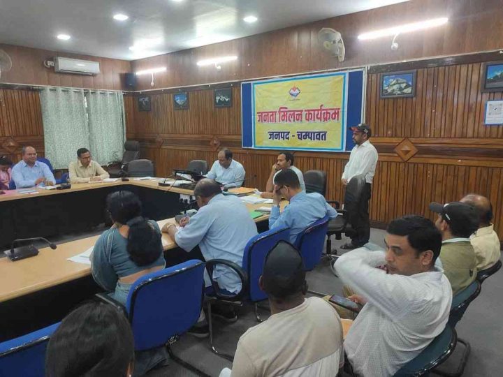 जनसुनवाई में डीएम ने सुनी जन-समस्याएं, दिए त्वरित समाधान के निर्देश