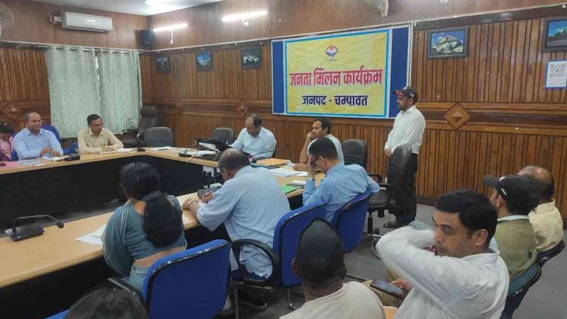 जनसुनवाई में डीएम ने सुनी जन-समस्याएं, दिए त्वरित समाधान के निर्देश