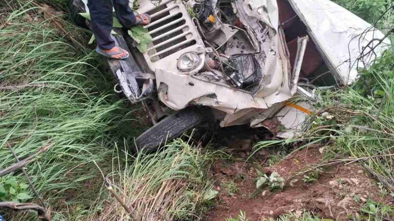 ब्रेकिंग न्यूज़: मैक्स वाहन खाई में गिरा चालक की मौके पर मौत