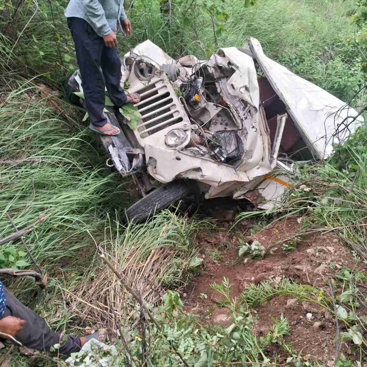 ब्रेकिंग न्यूज़: मैक्स वाहन खाई में गिरा चालक की मौके पर मौत