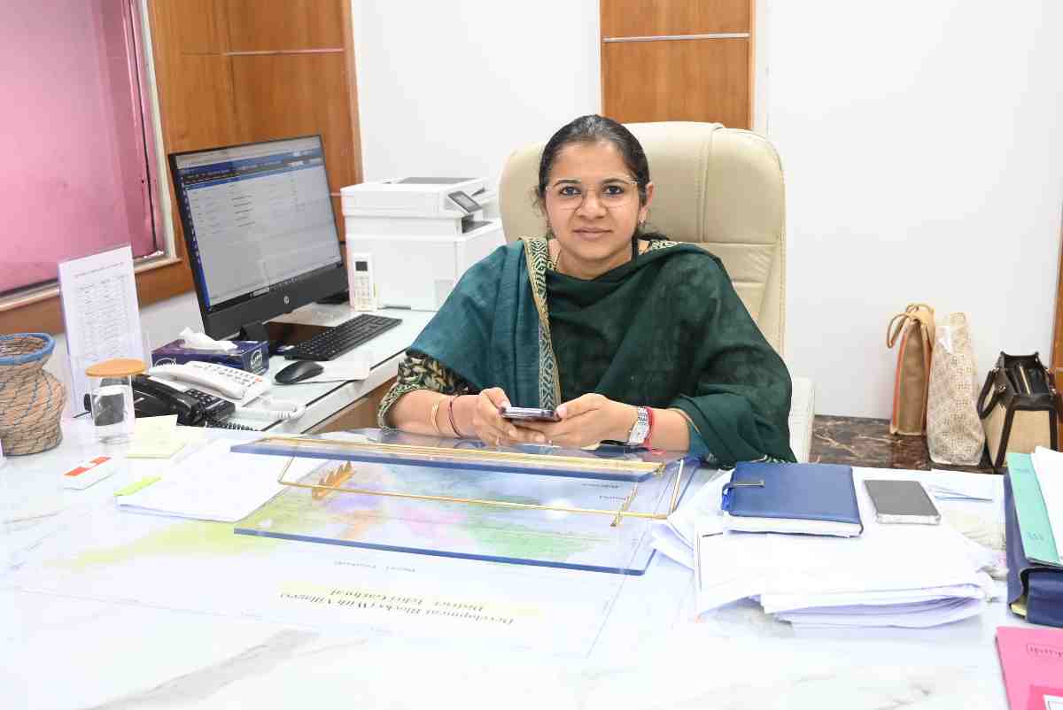 डीएम का एक्शन: गैर हाजिर अधिकारियों से मांगा जवाब